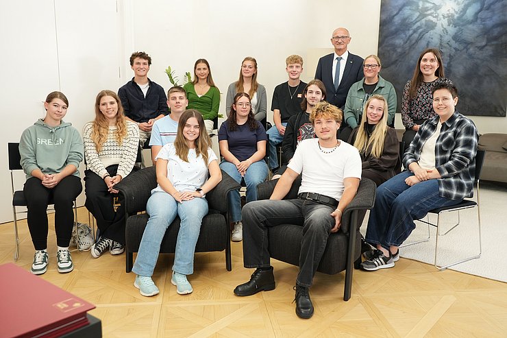 © Land Tirol/ Saxl Gruppenfoto mit Schülerinnen und Schülern der HBLFA Rotholz, zwei Lehrpersonen und dem Landeshauptmann.