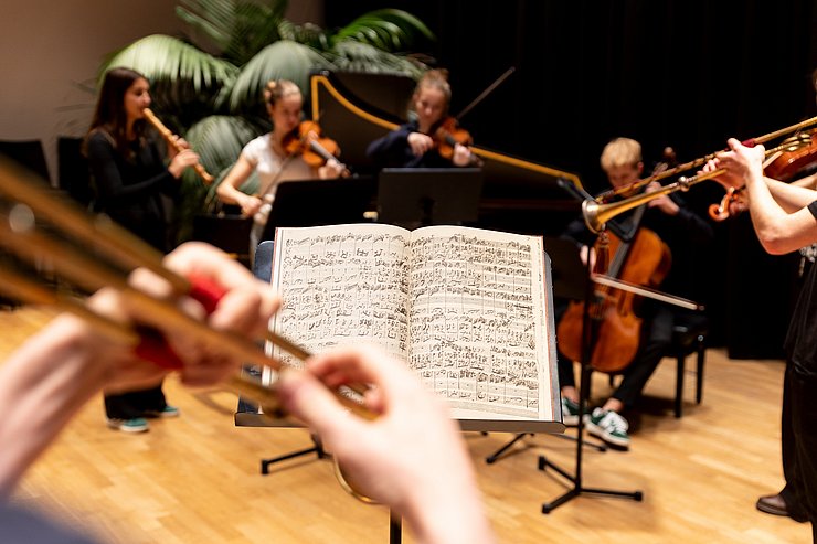 © Land Tirol Aufnahme einer Naturtrompete, im Hintergrund sind andere Musiker zu sehen.