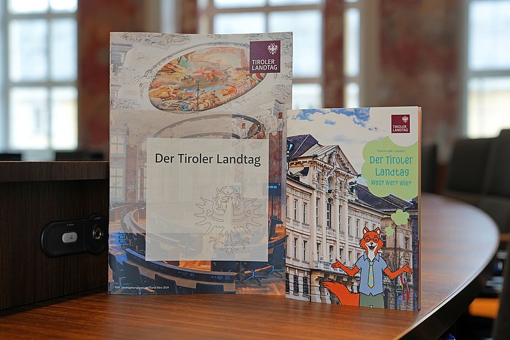© Tiroler Landtag/Oswald Die Broschüren des Landtags können auf Wunsch auch zugeschickt werden.
