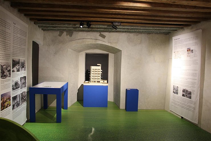 Innenraum des Stadtmuseums Hall mit einer temporären Ausstellung.