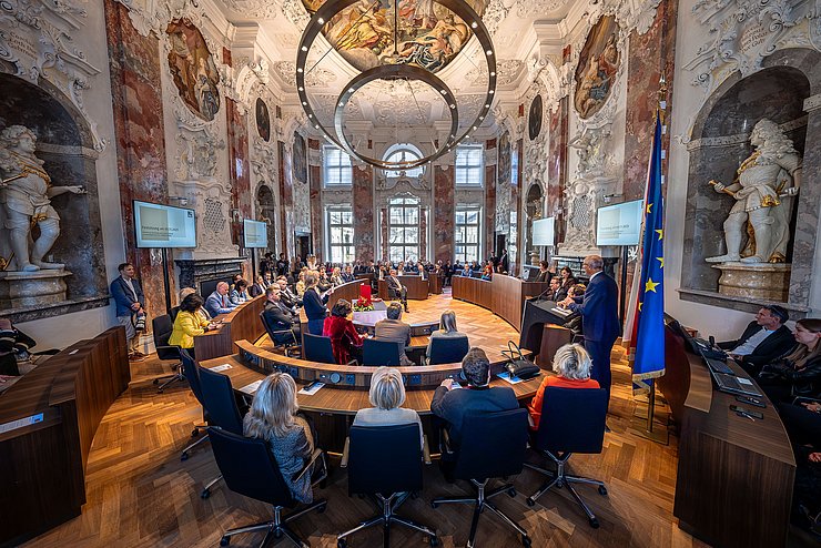 © Tiroler Landtag/Christanell Die feierliche Verleihung fand im Plenarsaal des Landtags statt.