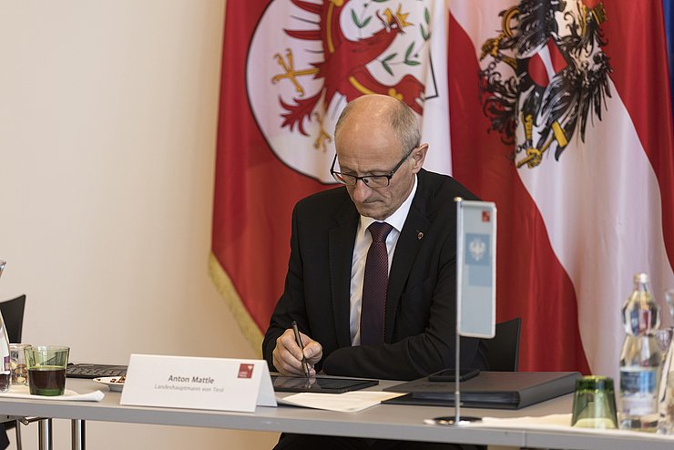 Bild von LH Anton Mattle bei der Regierungsklausur am Schreibtisch