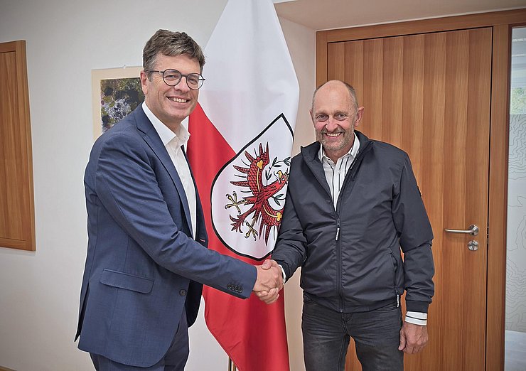 © Land Tirol/Hotter BH Brandl schüttelt neuem Vizebürgermeister die Hand