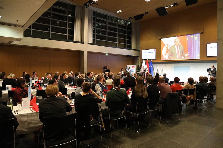 Überblicksbild über den Saal.
