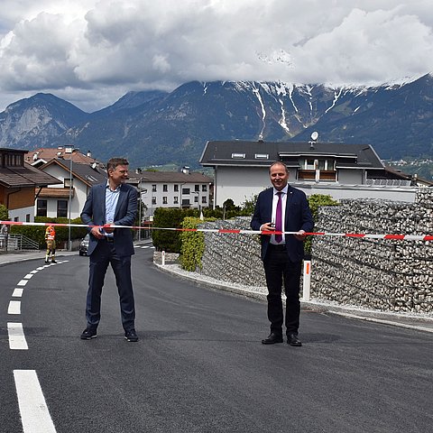 Von links Werner Huber (BBA Innsbruck), Bgm Johannes Strobl, LHStv Josef Geisler, Christian Molzer (Abt. Verkehr und Straße) bei der offiziellen Verkehrsübergabe der generalsanierten Rinnerstraße in Aldrans.