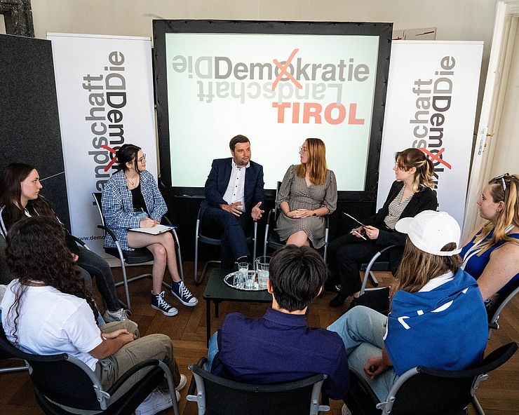Landtagsabgeordnete - hier Benedikt Lentsch und Marina Ulrich - diskutierten mit den SchülerInnen unter anderem über politische Teilhabe.
