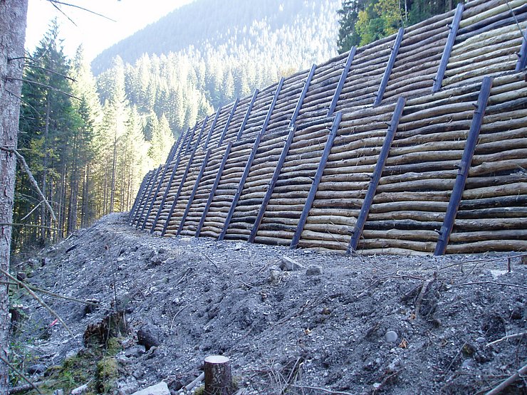 Errichtung einer talseitig verankerten Holzstützwand