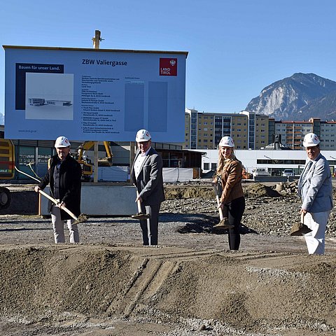 Von Linkds: Vorstand der Abteilung Hochbau des Landes Gerhard Wastian, Landesrat Johannes Tratter, Projektleiterin der Abteilung Hochbau Katharina Zinner sowie Baudirektor Robert Müller beim heutigen Spatenstich in der Valiergasse.