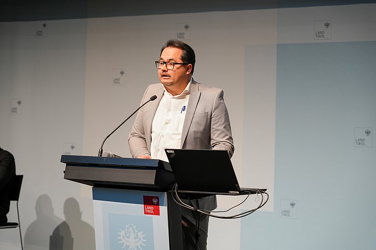 Hasan Yildirim bei seiner Rede im Großen Saal im Landhaus