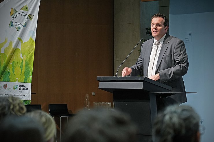 © Land Tirol/Trenker Landesrat Rene Zumtobel redet vor Publikum