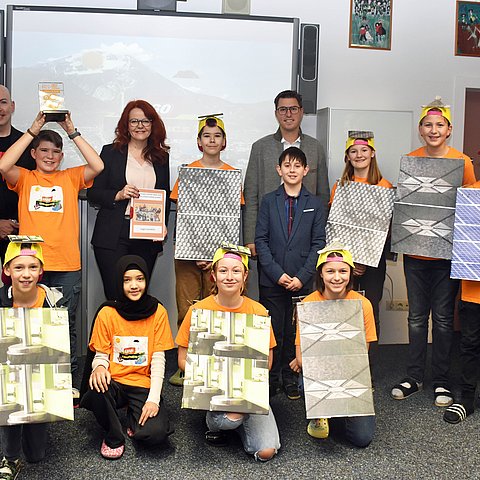 LRin Hagele besuchte die MS Telfs Weißenbach. Im Bild mit einer der erfolgreichen Lego League-Gruppen sowie v.l. Schuldirektor Christoph Slibar, LRin Hagele, Bgm Christian Härting und Lehrer Bernhard Thaler.