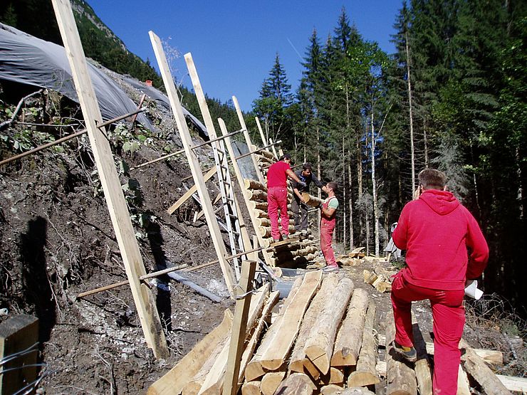Errichtung einer talseitig verankerten Holzstützwand