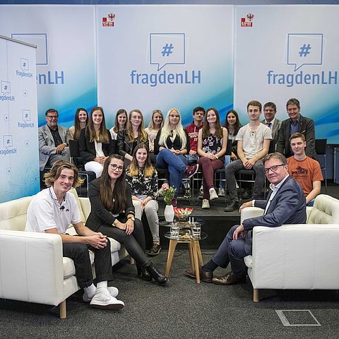 Die SchülerInnen der vierten Klasse der Bundeshandelsakademie Schwaz waren zu Gast bei LH Günther Platter.