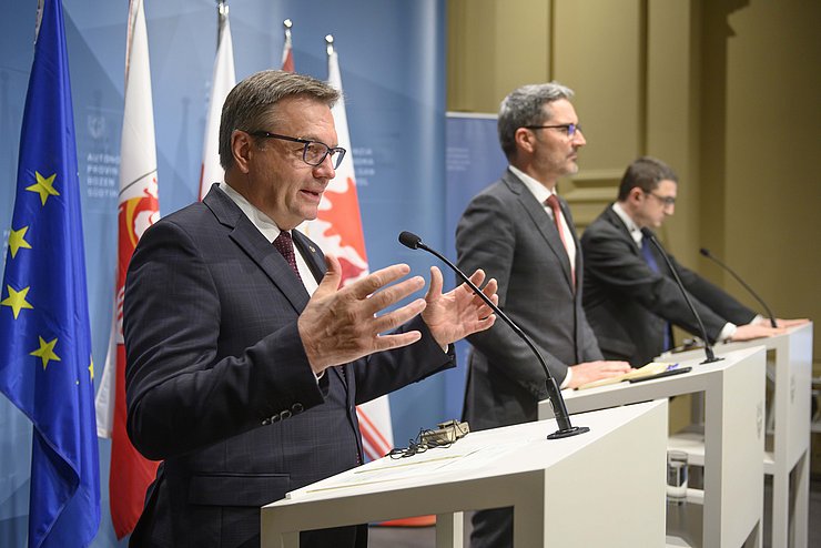 LH Günther Platter betonte bei der heutigen Pressekonferenz in Bozen, wie wichtig die permanente Abstimmung und enge Zusammenarbeit zwischen den drei Ländern ist.