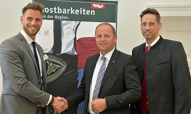 Agrarmarketing-Obmann LHStv Josef Geisler (Mitte) gratuliert dem neuen Führungsteam.  Mit 1. Juni 2018 übernimmt Matthias Pöschl (li.) die Geschäftsführung der Agrarmarketing Tirol. Stellvertreter wird Clemens Mair (re.).