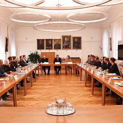 Landeshauptmann Platter und Landesrätin Fischer sitzen am Tisch mit den Vertreterinnen der Religionsgemeinschaften. 