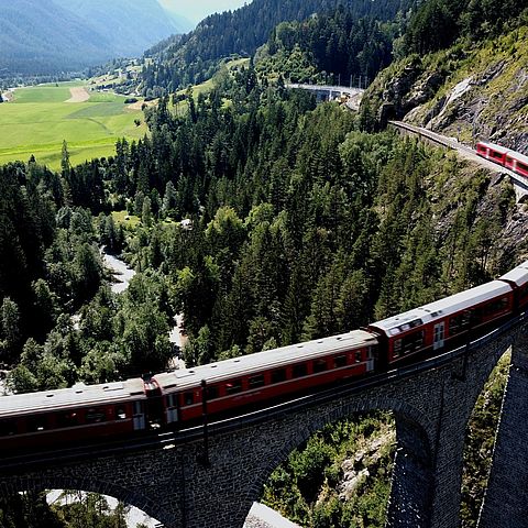Mit dem Zug durch die Alpen mit dem Ticket von Youth Alpine Interrail. 