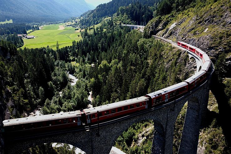 Mit dem Zug durch die Alpen mit dem Ticket von Youth Alpine Interrail. 