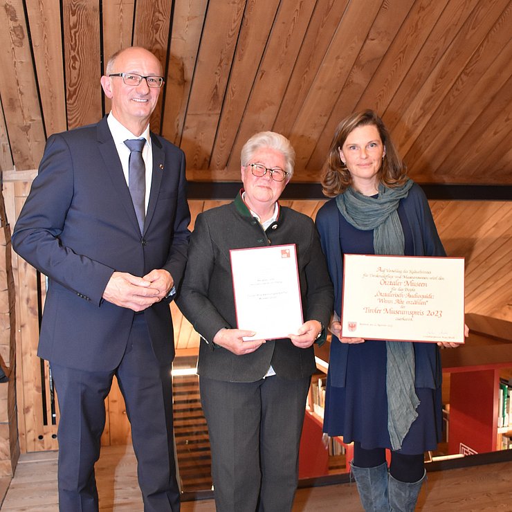 LH Anton Mattle mit Anneliese Hechenberger und Edith Hessenberger (re.)