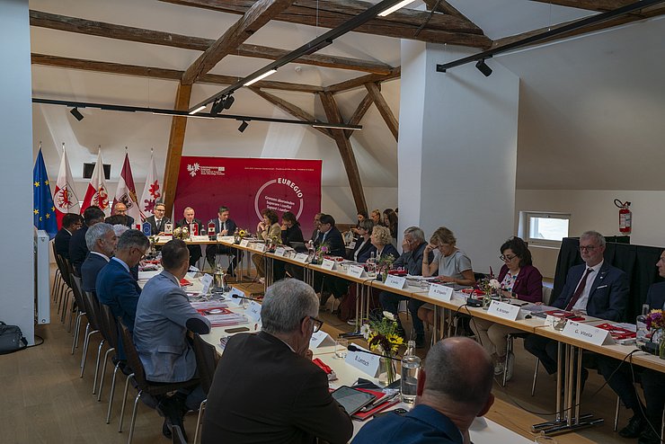 Saal mit U-förmigem Tisch