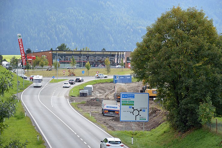 Eine Kreisverkehr ist zu sehen.