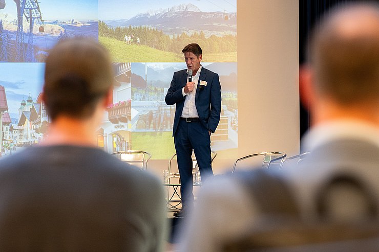 © Keser/BMWKMS Bürgermeister Mag. Stefan Seiwald steht auf der Bühne