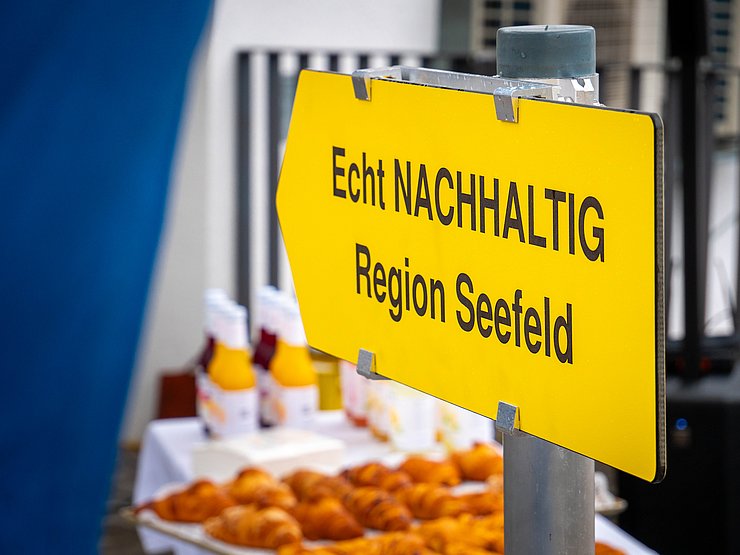 Gelbes Schild mit Schriftzug "Echt nachhaltig"