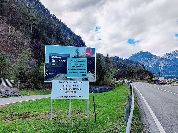 Eine Bautafel mit Informationen zur Sanierung des Brettfalltunnels