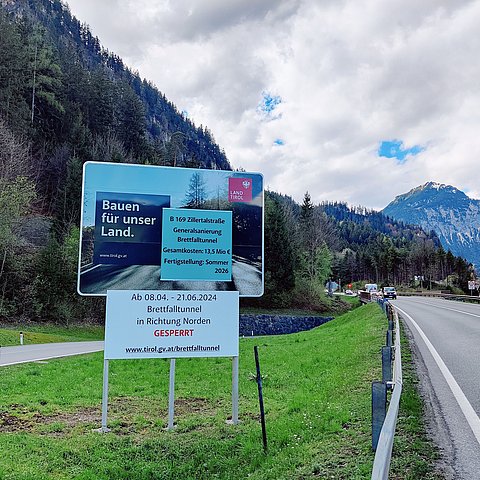 Eine Bautafel mit Informationen zur Sanierung des Brettfalltunnels