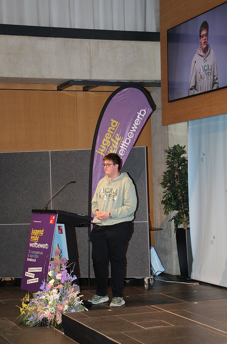 Jugendlicher spricht in Mikrofon