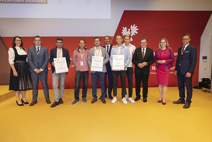 Euregio-Innovationspreis (v.li.): Barbara Thaler (Vize-Präsidentin Wirtschaftskammer Tirol), LH Maurizio Fugatti, Paolo Baldracchi (1. Platz), Pavel Ševela (rechts) und Johannes Frenger (2. Platz), LH Arno Kompatscher, Simon Wielnig (links) und Manuel Siller (3. Platz), LH Günther Platter, Wirtschafts- und Digitalisierungsministerin Margarete Schramböck und Josef Margreiter (Geschäftsführer Tirol Holding).