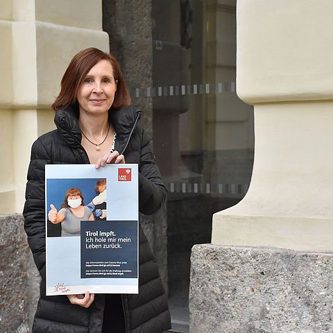Soziallandesrätin Gabriele Fischer präsentiert die Kampagne „Tirol impft. Ich hole mir mein Leben zurück“, die an Menschen mit Behinderung appelliert, das Impfangebot in Anspruch zu nehmen.