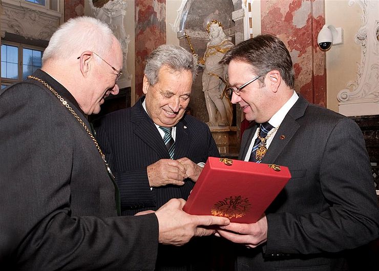 Bild 1: Verleihung der höchsten Ehrung des Landes: Neo-Ringträger Wendelin Weingartner mit LT-Präs. Herwig van Staa und LH Günther Platter.