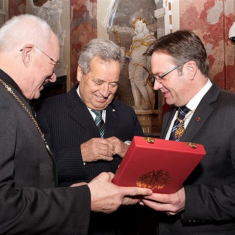 Bild 1: Verleihung der höchsten Ehrung des Landes: Neo-Ringträger Wendelin Weingartner mit LT-Präs. Herwig van Staa und LH Günther Platter.