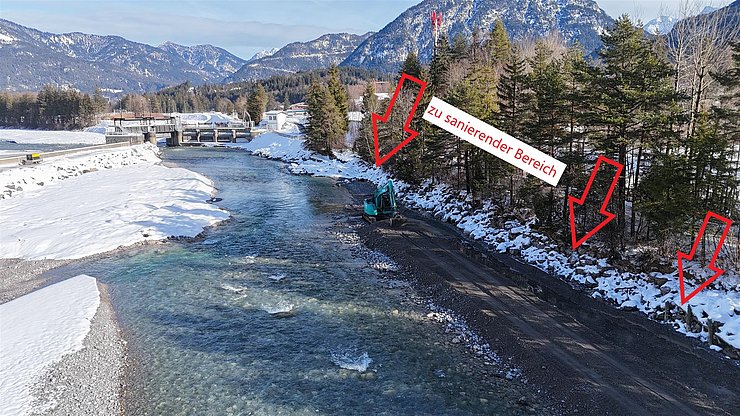Die Baustraße entlang der zu sanierenden Längsverbauung wird geschüttet.