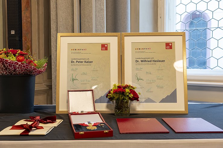 © Land Tirol/Sedlak Zwei Urkunden mit weiteren Präsenten.