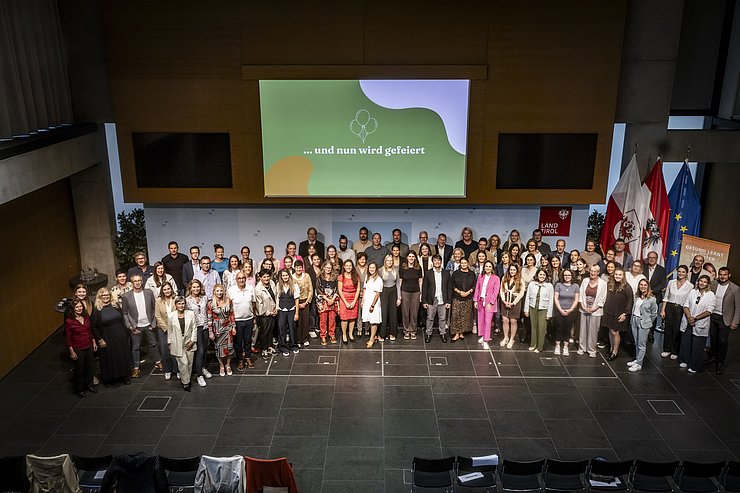 © Gesunde Schule Tirol/Jan Hetfleisch Gruppenfoto der ausgezeichneten Schulen bei der Veranstaltung „Gesunde Schule" im Landhaus Tirol
