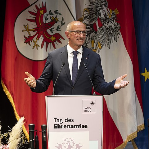 „Tiroler Ehrenamtsnadel in Gold“ für 83 Ehrenamtliche im Bezirk Kitzbühel 