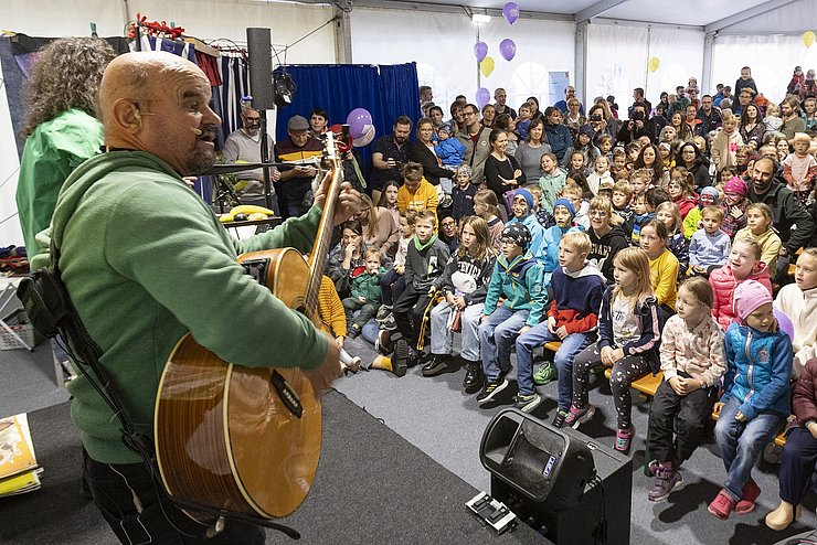 Volles Haus beim Kinder-Konzert von Bluatschink.