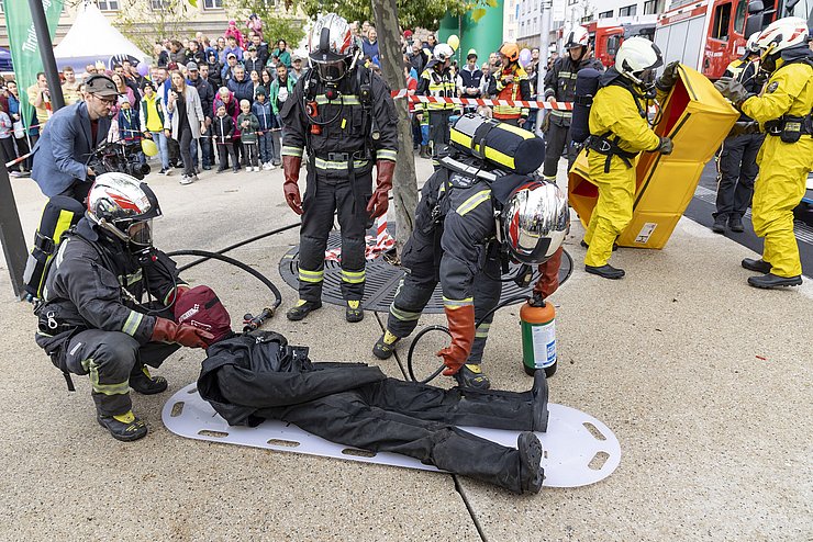 Der Tag der offenen Tür stand im Zeichen der Sicherheit - auf dem Landhausplatz simulierten die Einsatzorganisationen das Vorgehen bei einem Strahlenunfall.