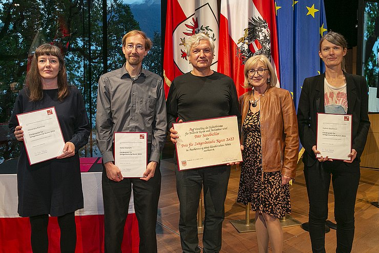 Die PreisträgerInnen für Zeitgenössische Kunst: Alexandra Kontriner und Stefan Klampfer (Fördrepreis), Peter Sandbichler (Hauptpreis), LRin Beate Palfrader und Kathrin Stumreich (Förderpreis)