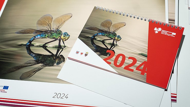 Wand- und Tischkalender von vorne, übereinander gelegt