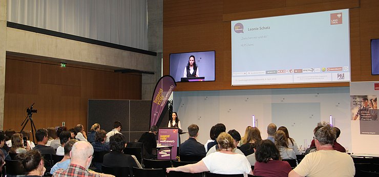 Jugendliche auf der Bühne