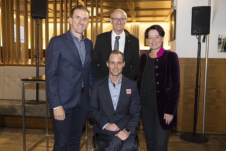 (v.li.) Präsident des österreichischen Rodelverbandes Markus Prock, LH Anton Mattle und Landtagspräsidentin Sonja Ledl-Rossmann mit Para-Sportler Roman Rabl. 