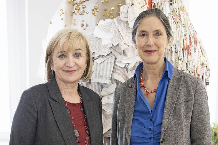 Beate Palfrader (links) und Rektorin Elisabeth Gutjahr freuen sich über die weitere Zusammenarbeit. 