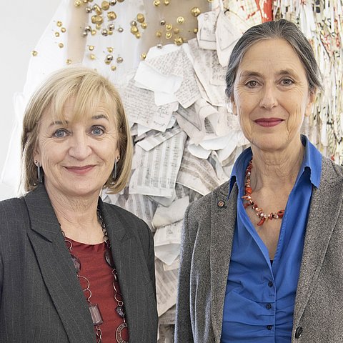 Beate Palfrader (links) und Rektorin Elisabeth Gutjahr freuen sich über die weitere Zusammenarbeit. 