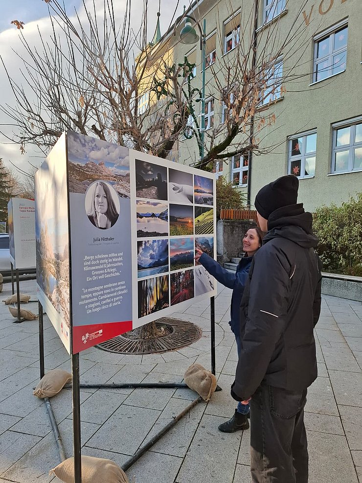 Personen betrachten Bild