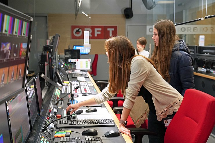 In ORF-Studio - Frau dreht an Regler, Mädchen schauen zu