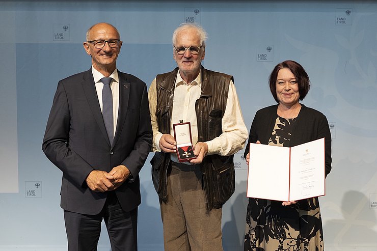 © Land Tirol/Sedlak LH Anton Mattle und LTPin Sonja Ledl-Rossmann mit dem Geehrten Ekkehard Schönwiese, der das Österreichische Ehrenkreuz für Wissenschaft und Kunst erhalten hat.