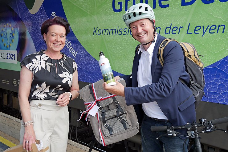 Dabei übergab Präsidentin Ledl-Rossmann einen Wanderrucksack, der in den kommenden Tagen mit Tiroler Andenken und Botschaften gefüllt werden soll.